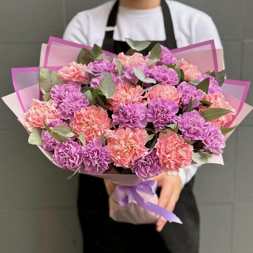 Изображение товара Монобукет Rybe-Flowers, 25 гвоздик, ветви эвкалипта, высота 50см