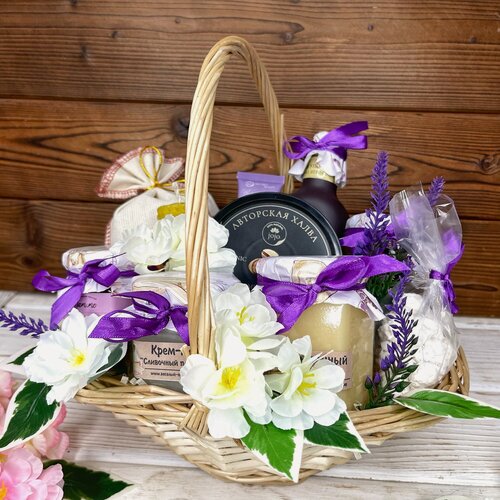 Изображение товара Подарочная корзина ZakazPodarka24 "Энциклопедия сладких сокровищ", лавандовая, 28х22 см, на 8 марта, день рождение