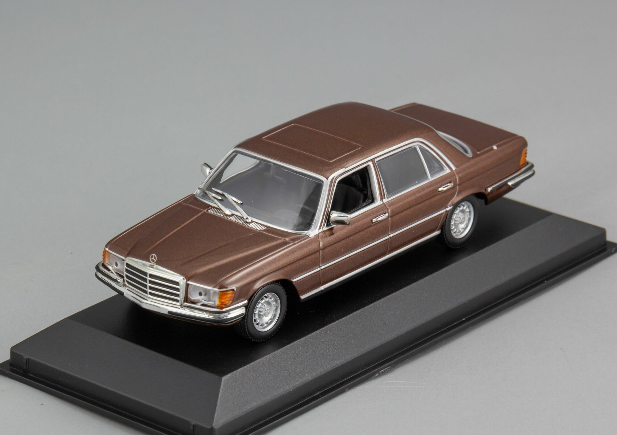 Коллекционная масштабная модель 1:43 Mercedes-Benz 450 SEL 6.9 - 1972 от Maxichamps