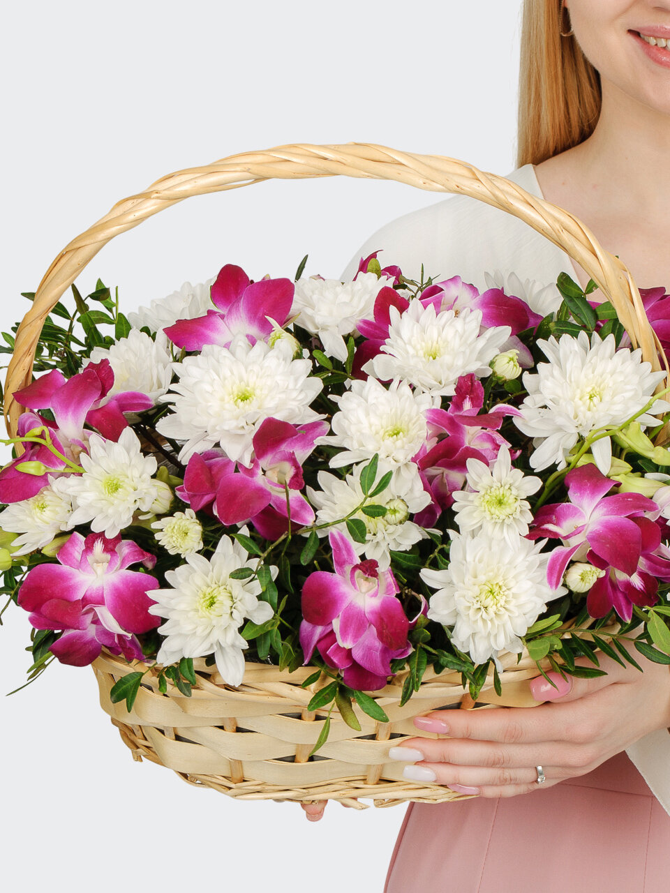 Цветочная композиция СоюзЦветТорг "Очарование" в корзине 11 цветов 30 см