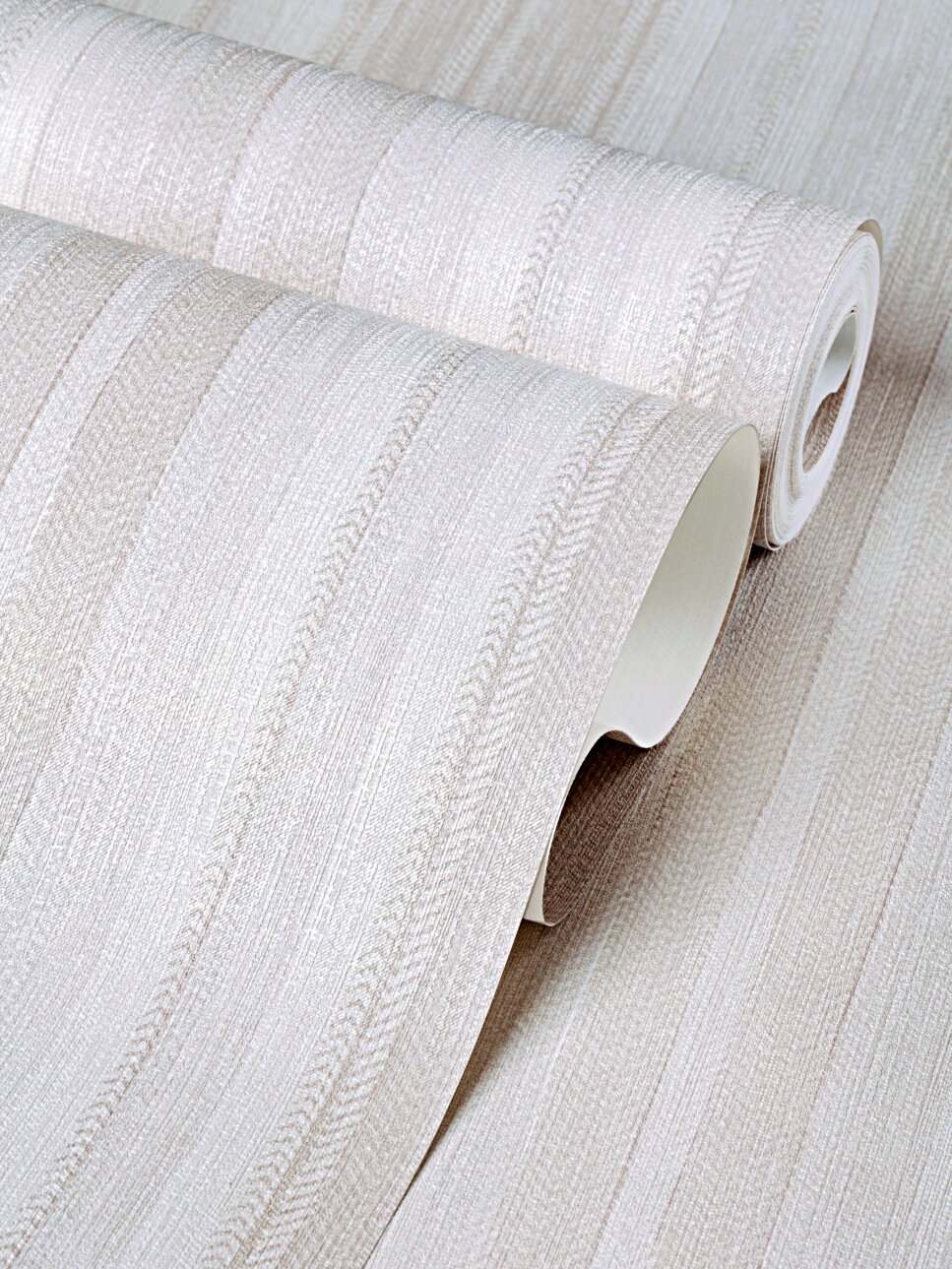 Обои антивандальные метровые. Моющиеся матовые. С вертикальной полосой светлые бежевые. В спальню коридор гостиную прихожую