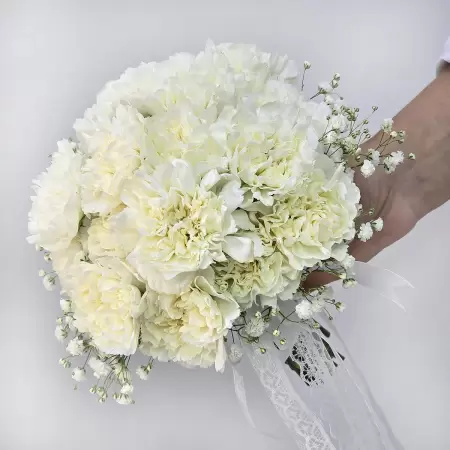 Свадебный букет Талисман Флора из гвоздики и гипсофилы 21 цветок высота 20 см