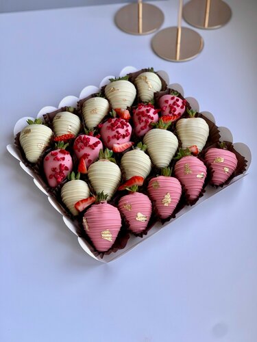 Изображение товара Клубника в шоколаде Подарочный набор , бельгийский шоколад Berry CALLEBAUT, стильный дизайн 20 штук