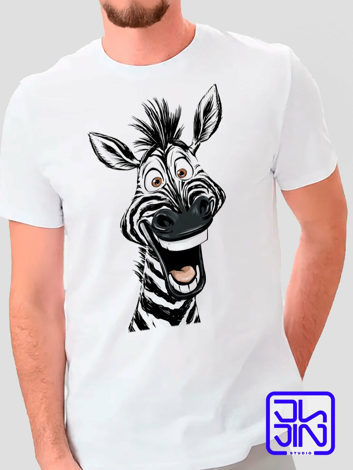 Футболка Jujin Studio классическая мужская с авторским принтом Смешная веселая зебра в черно белых полосках, оригинальная черная и белая, белый хлопковый трикотаж с прикольным рисунком на груди, 1 шт., размер L, белый