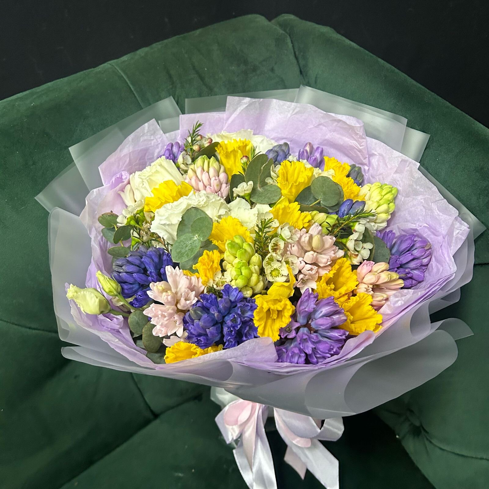 Микс из гиацинтов нарциссов и эустомы