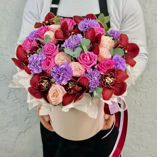 Изображение товара Авторская композиция Rybe-Flowers, в коробке, 29 цветов, высота 35 см