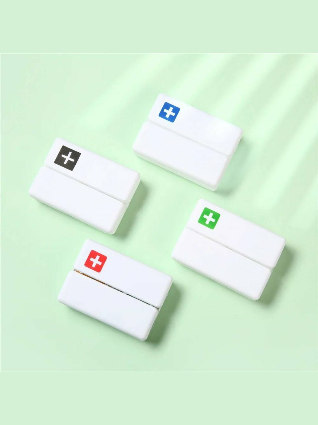 Органайзер на 7 ячеек "Чемодан Плус" - это удобный и практичный аксессуар для хранения и транспортировки таблеток.