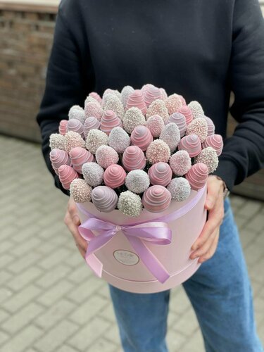 Изображение товара Бокс круглый с клубникой в розовом и фиолетовом шоколаде, кокос, белый воздушный рис, Purple, 25 см