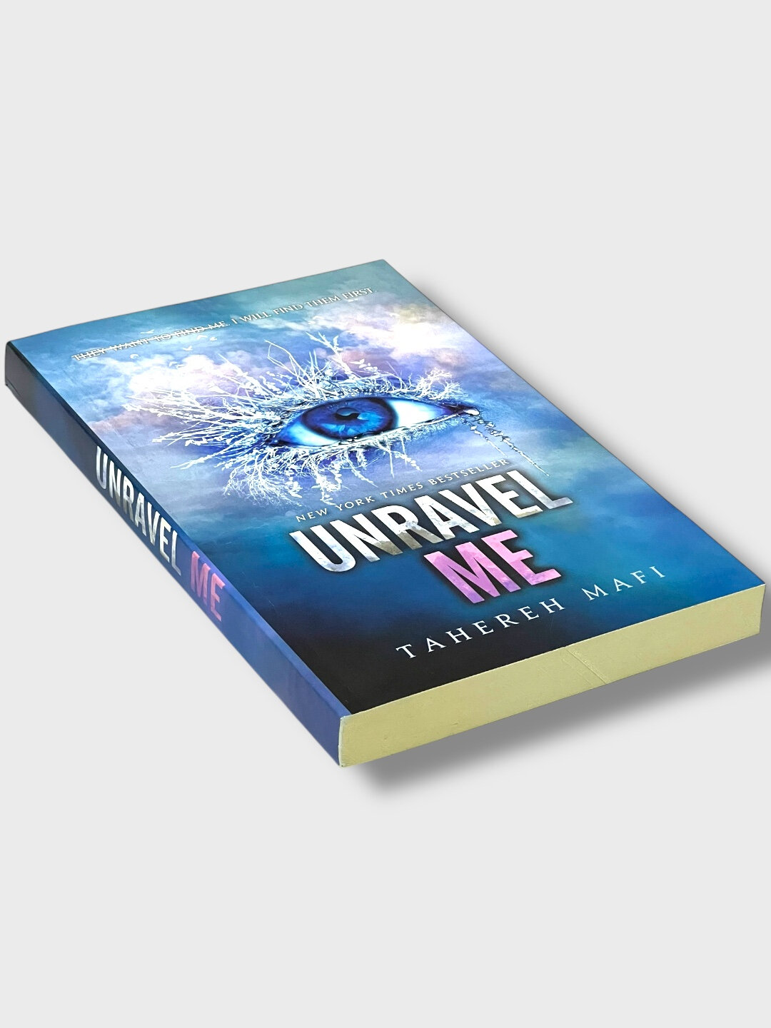 Книга: Unravel Me - Tahereh Mafi, А5, мягкий переплет, газетная бумага. — фото 1