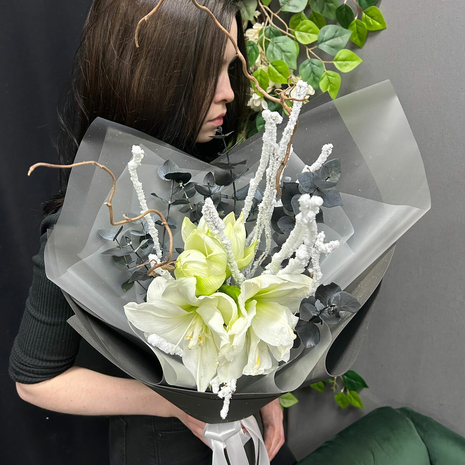 Сезонный букет с белым амариллисом сухоцветами и эвкалиптом в белой упаковке