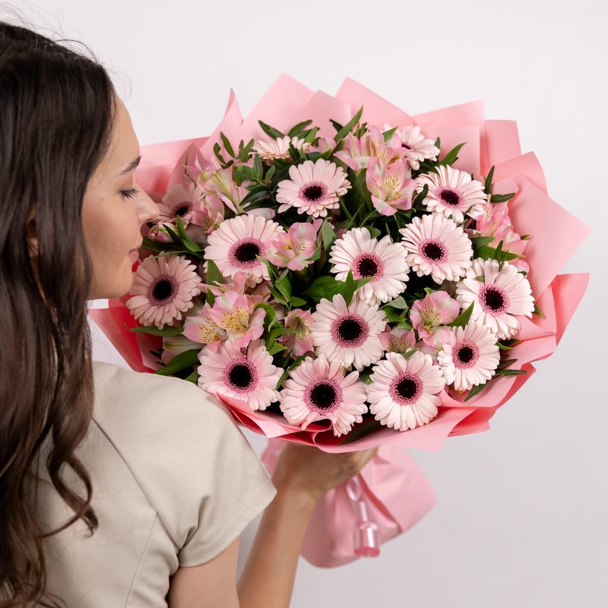 15 бело-розовых гербер Abby Lou 6 альстромерий Primadonna веточки писташа