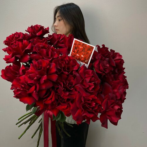 Изображение товара Букет живых цветов из красных французских роз "La amore" NURA FLOWERS 25 штук, высота 60 см