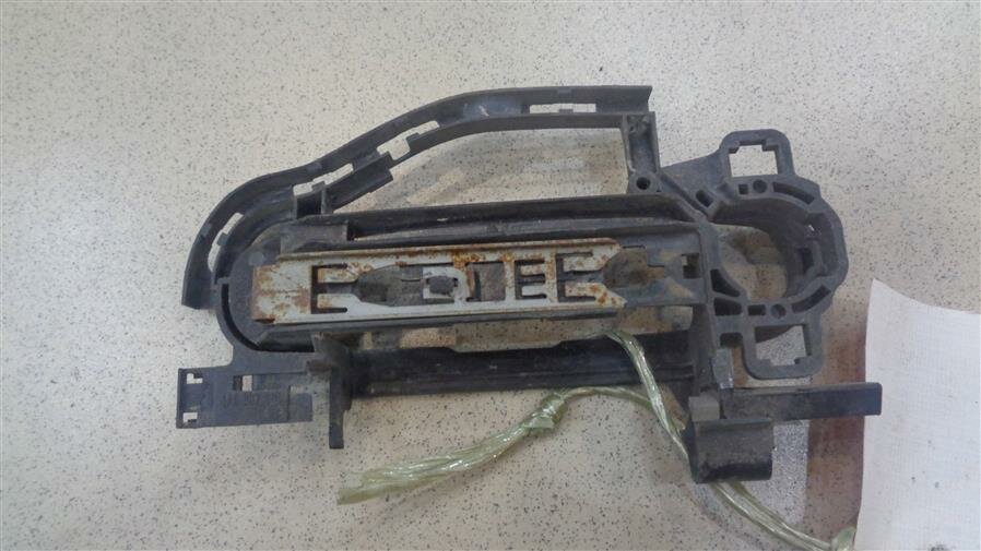 Кронштейн ручки левой от Audi A6 C6 2004-2011