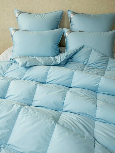 Изображение товара Одеяло пуховое 140*205"Лаванда" облегченное в чехле из батиста, наполнитель гусиный пух Экстра