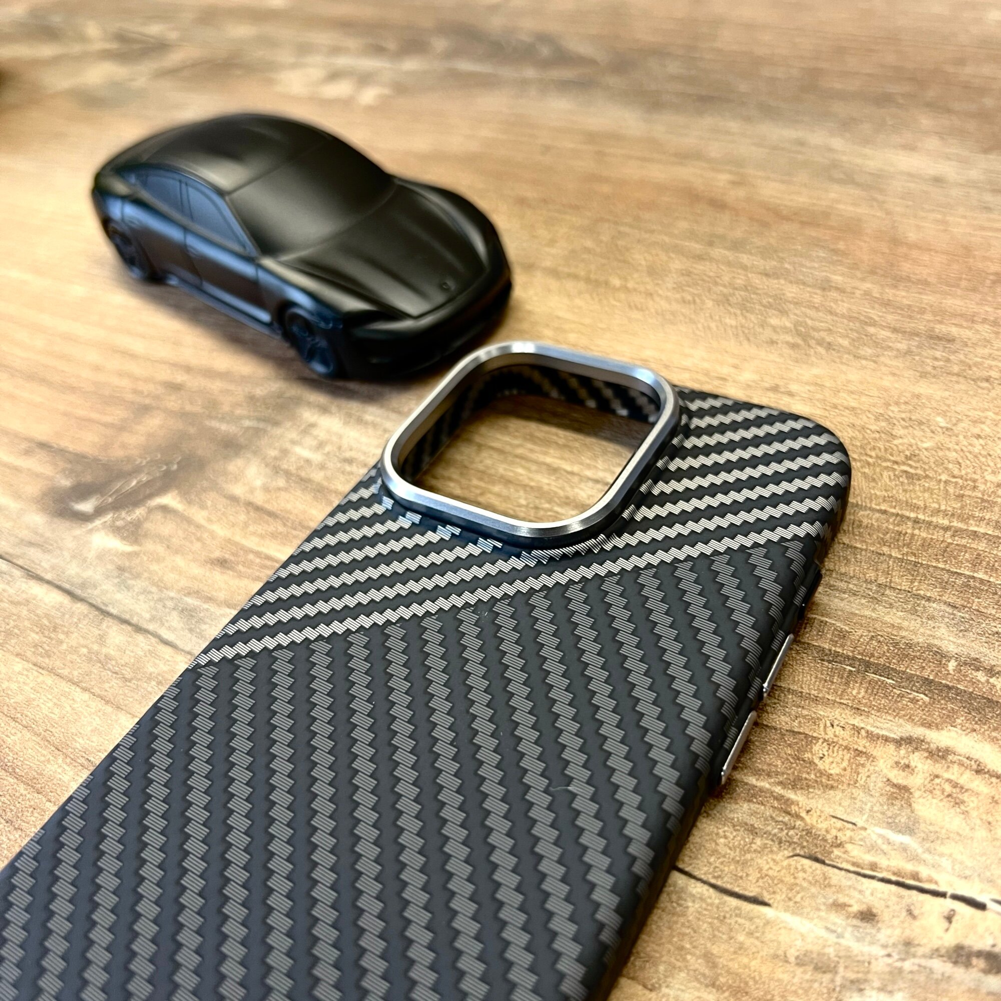Чехол на iPhone 15 Pro с MagSafe LUXO Life+, Черно-серый, Дизайн под карбон — фото 1