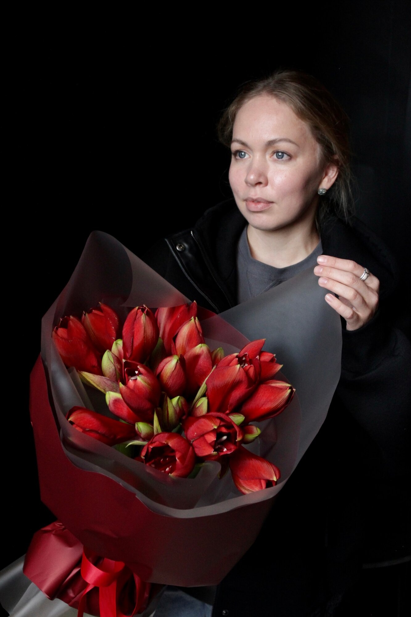 Букет из 7 красных амариллисов