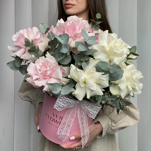 Изображение товара Нежные французские розы с эвкалиптом в коробке 9шт Ver Flowers