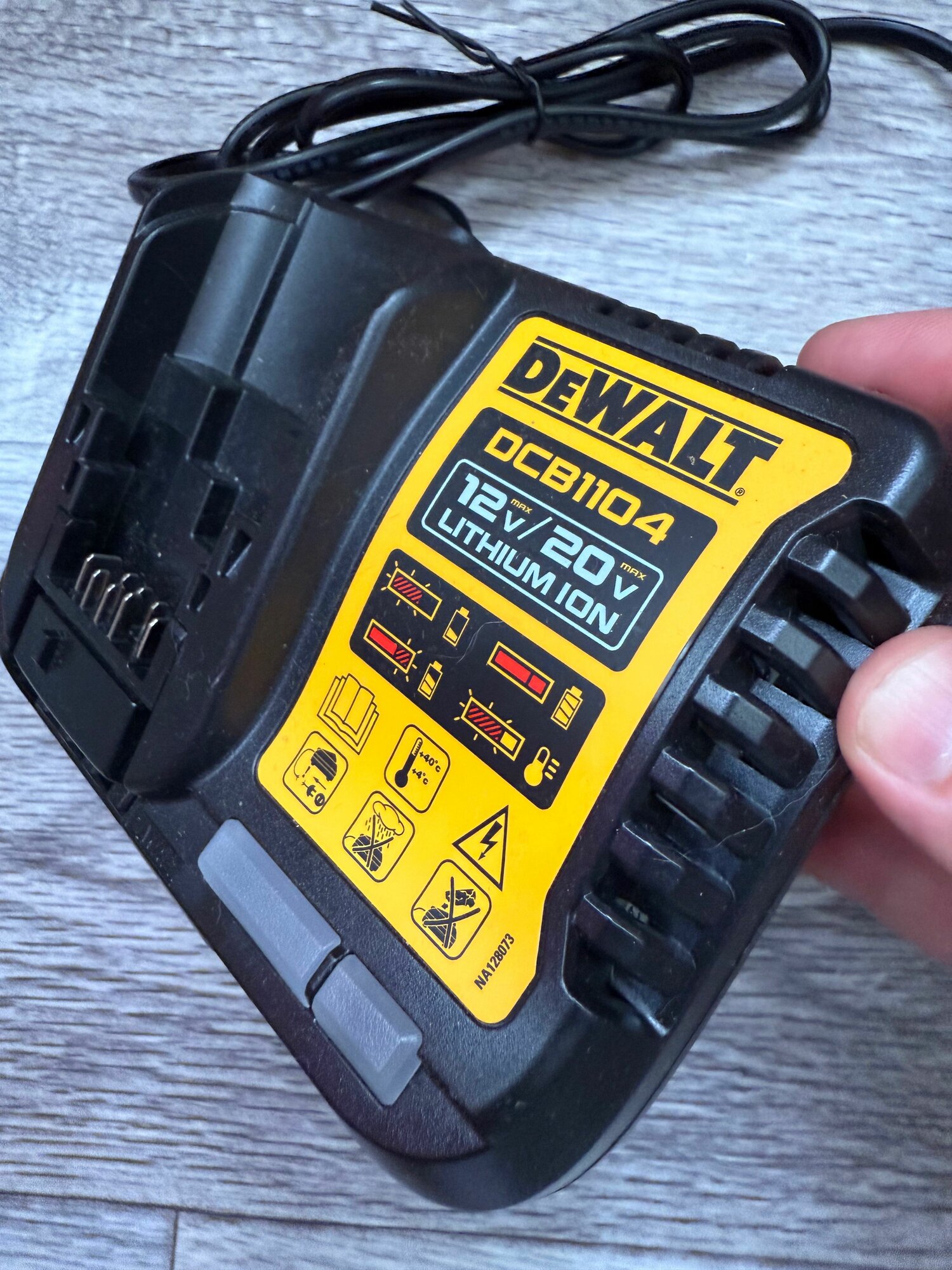 Заряное устройство DeWalt DCB1104 — фото 1