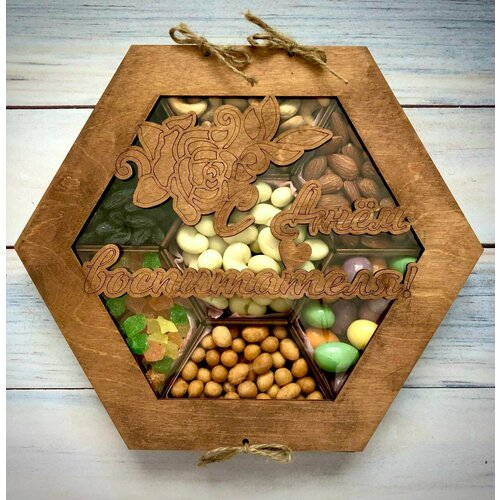 Подарочный набор ко дню воспитателя/орехи в деревянной коробке