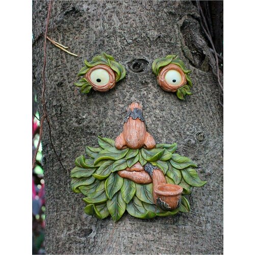 Лицо лесовика на дерево с трубкой