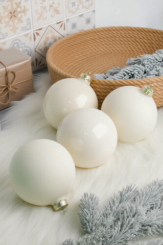 Изображение товара Набор стеклянных шаров матовых и эмалевых, цвет: белая шерсть, 100 мм, 4 шт, Winter Deco 141538/2000201