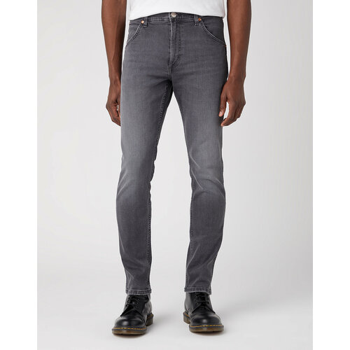Джинсы зауженные Wrangler, размер 32/32, серый джинсы зауженные replay полуприлегающий силуэт стрейч размер 32 32 серый