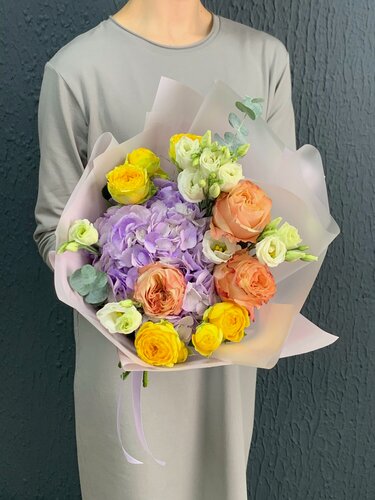 Изображение товара Букет живых цветов из гортензии, розы, кустовые розы и эустомы в дизайнерской упаковке.