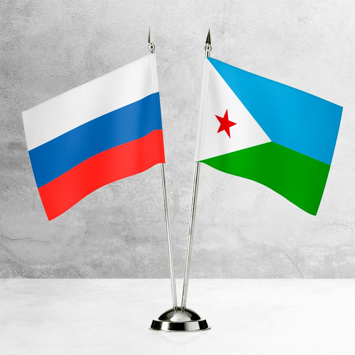 Настольные флаги России и Джибути на пластиковой подставке под серебро