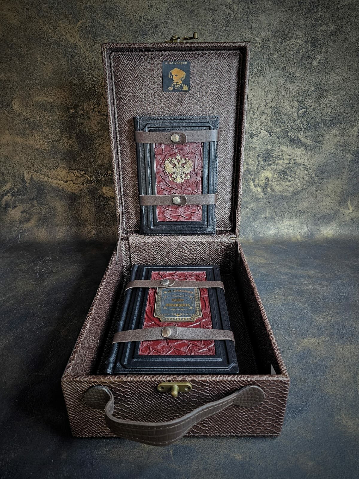 Набор книга и ежедневник в чемодане "Наука Побеждать" — фото 1