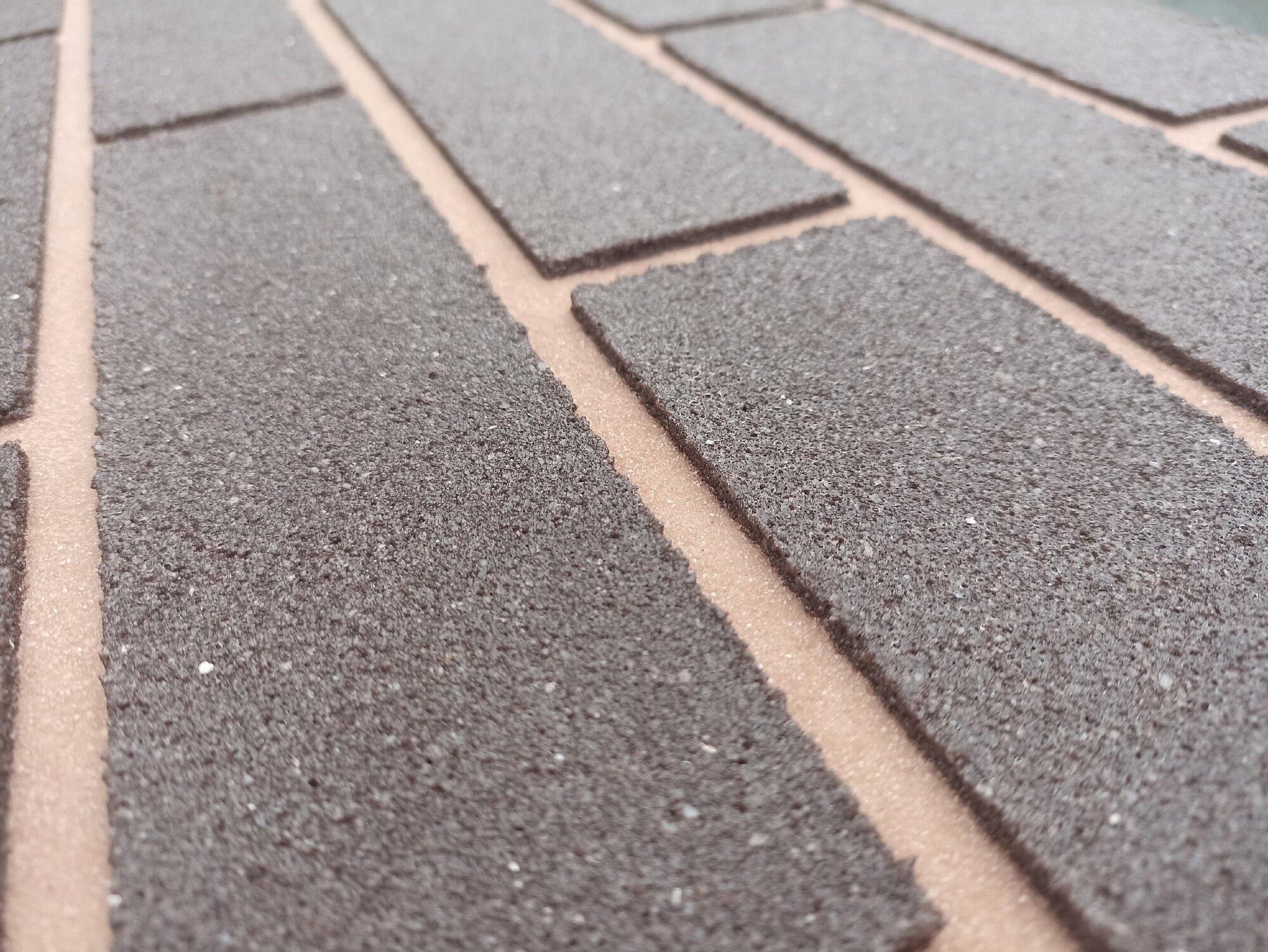 Гибкий кирпич на готовой расшивке коричневый на светло-коричневой расшивке 950х550мм