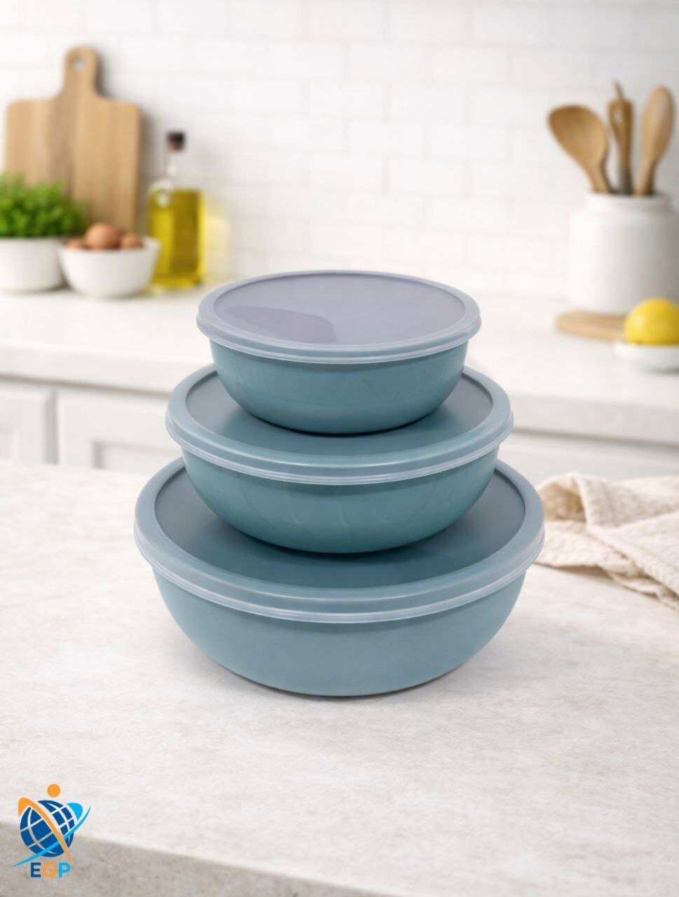 Набор синих контейнеров с крышками объемом 450, 700 и 1000 мл для безопасного и удобного хранения пищи.