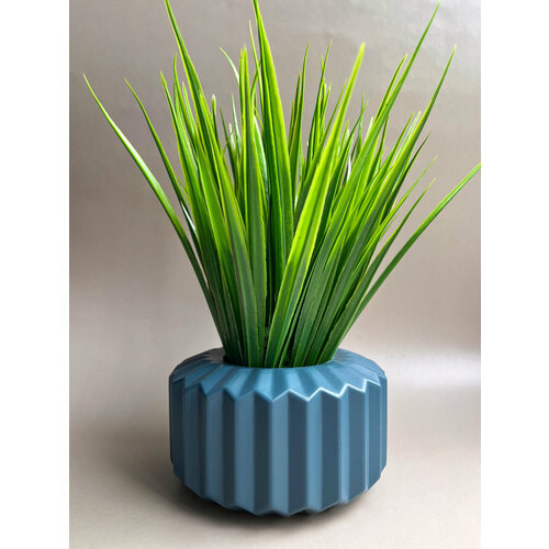 Искусственные цветы в синем горшке