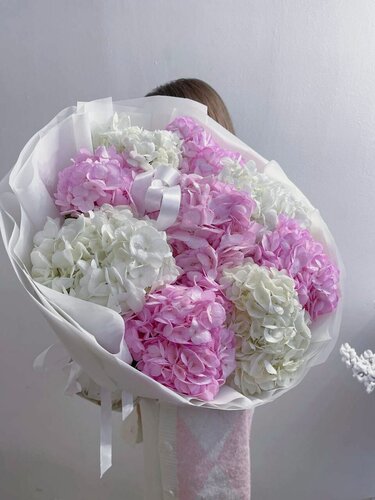 Изображение товара Стильный букет из пышных ароматных гортензий розового и белого цвета с доставкой до двери