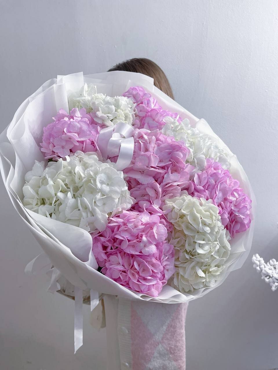 Стильный букет из пышных ароматных гортензий розового и белого цвета с доставкой до двери