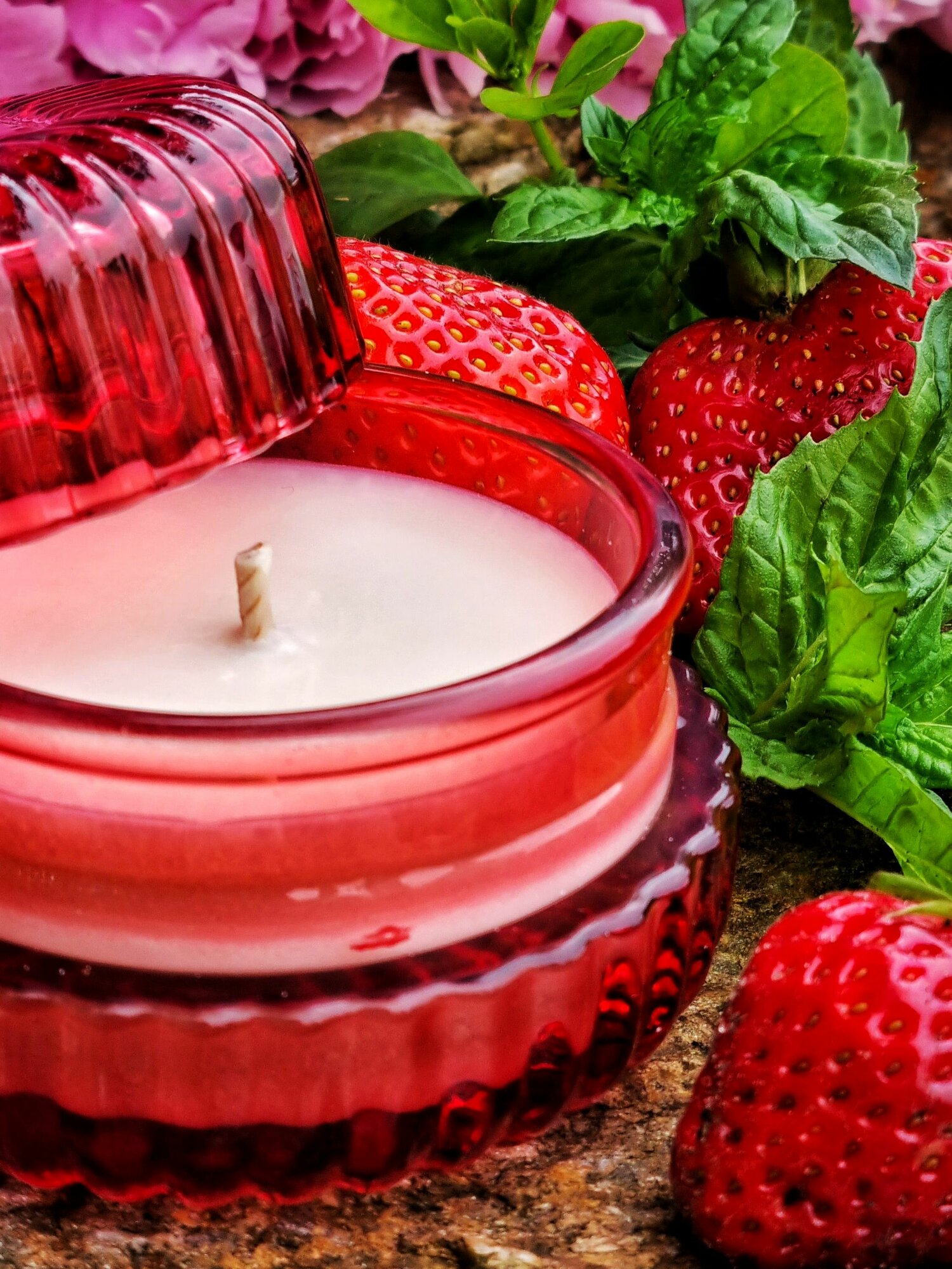 Ароматическая свеча в шкатулке сладкая клубника и базилик. Подарок