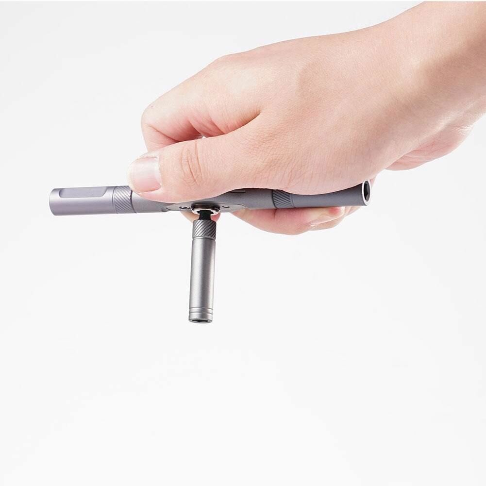 Сервисный центр AtuMan с мастером, проводящим диагностику отвертки