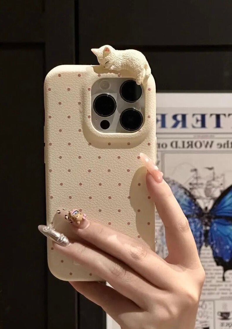 Чехол для iPhone 14 Pro с милым 3D котиком в горошек Премиальное качество высшего уровня — фото 1