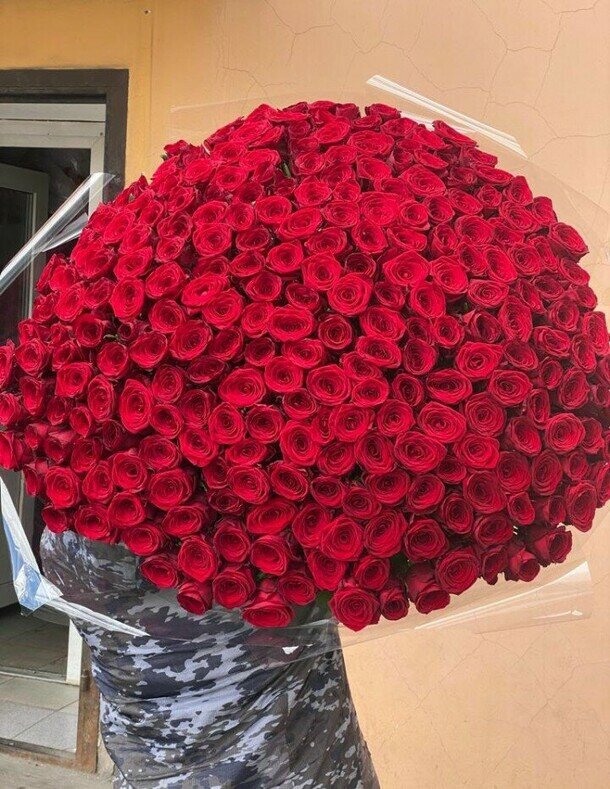 Круглый букет Well Flowers "Красная Роза" 301 шт 70 см букет свежих цветов