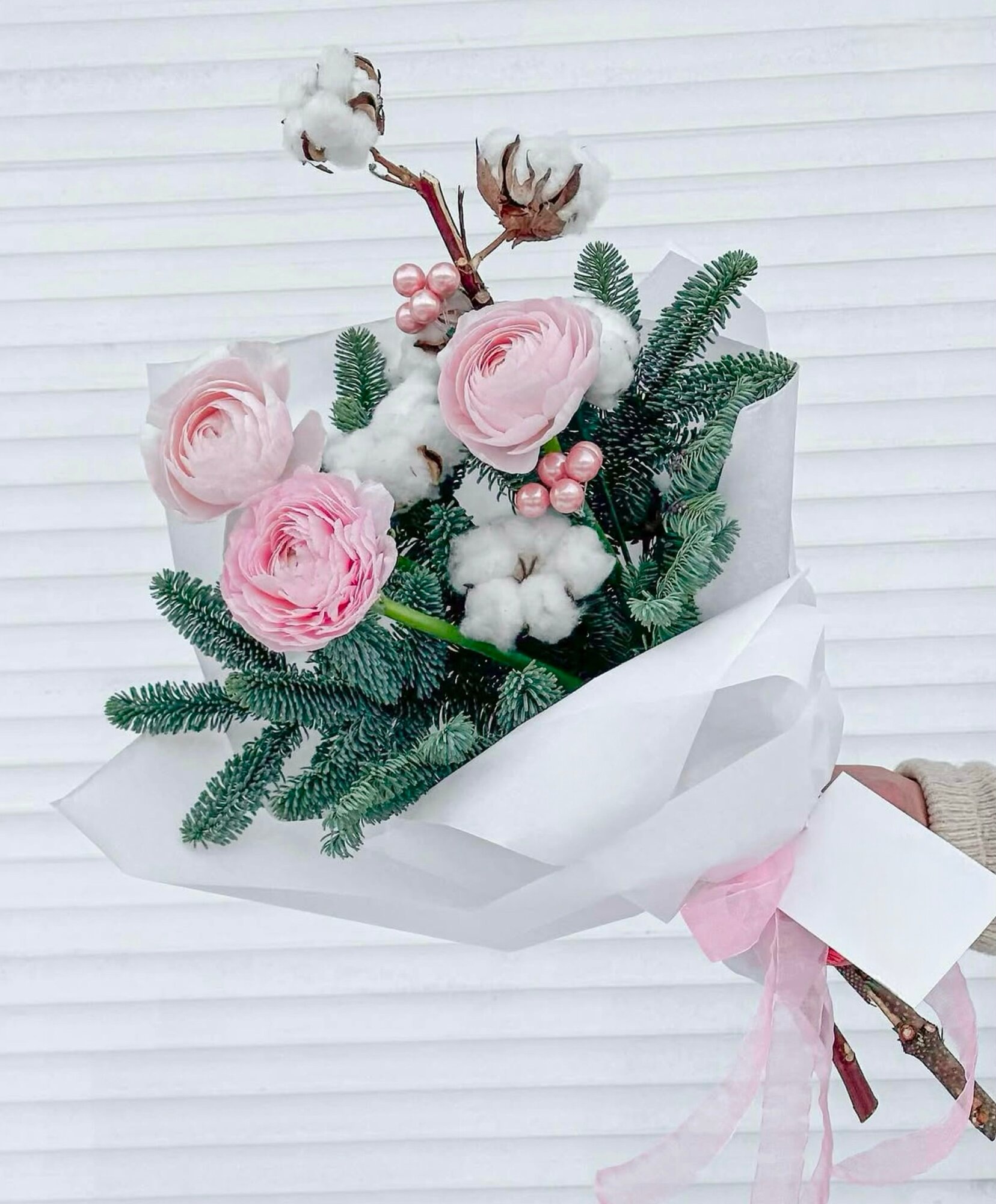 Зимний букет с розовыми ранункулюсами нобилисом и натуральной веткой хлопка