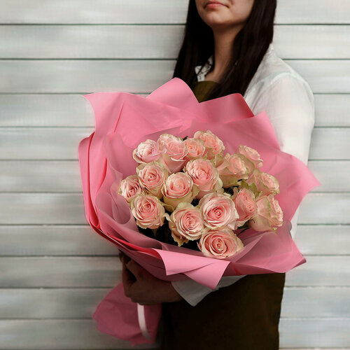 Изображение товара Монобукет Букет Маркет "17 нежно-розовых роз", Эквадор, 60 см, оберточная бумага, 17 цветов