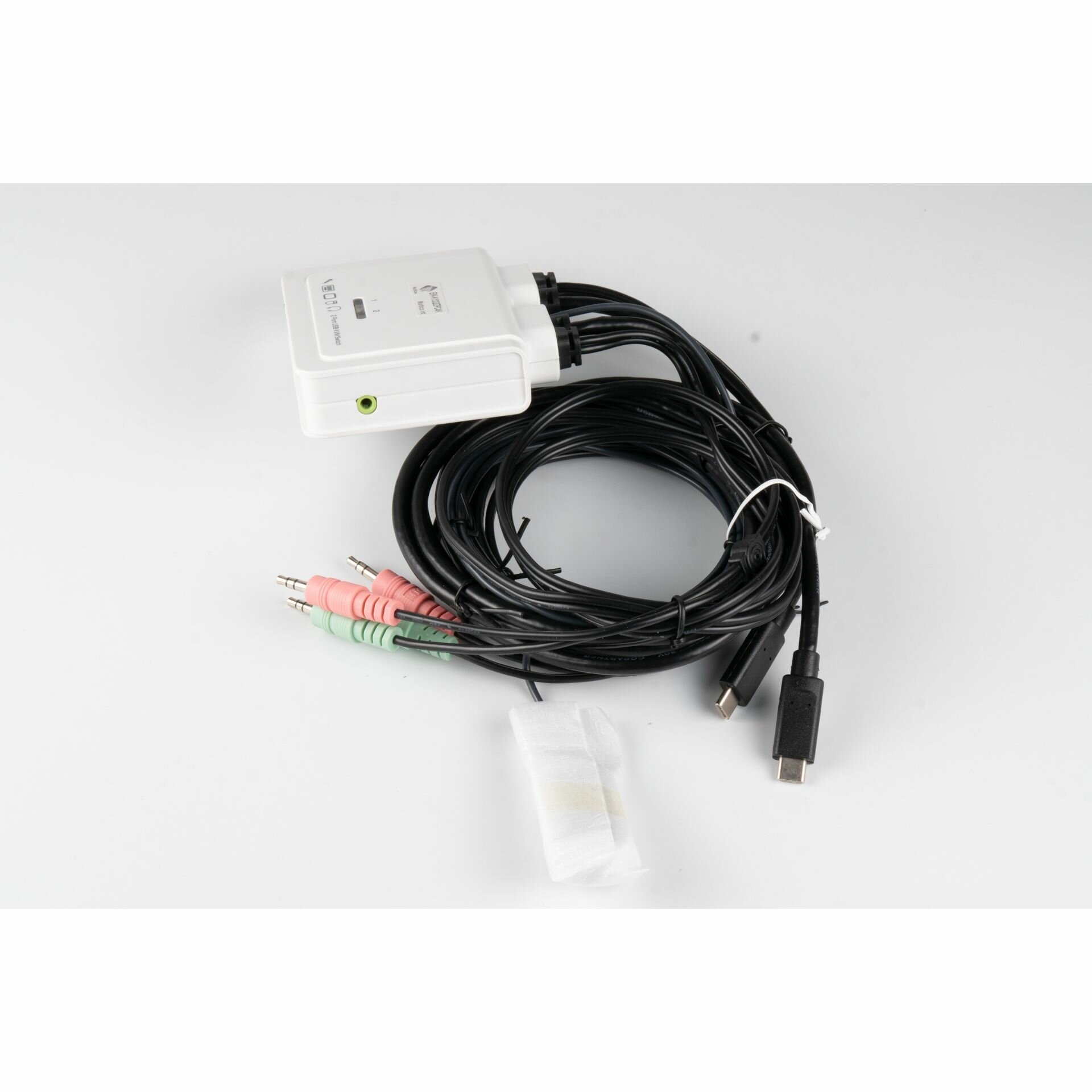 MultiCo EW-K1302DPC4K KVM переключатель для 2 компьютеров/ноутбуков c USB TYPE C к одному: монитору DisplayPort, клавиатура, "мышь", колонки, микрофон и USB устройств