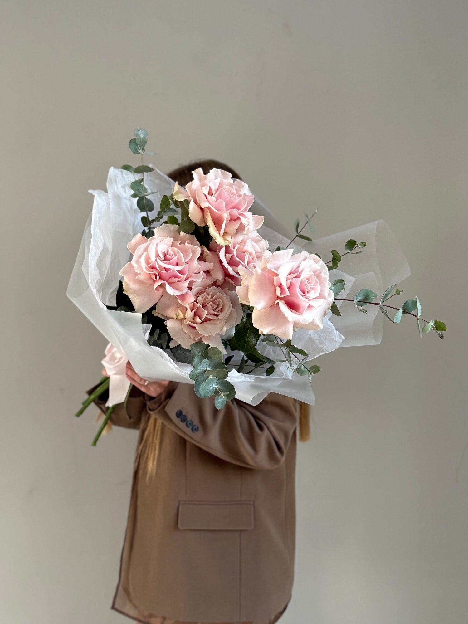 Букет из французских нежно розовых роз с эвкалиптом (5 шт) живые цветы