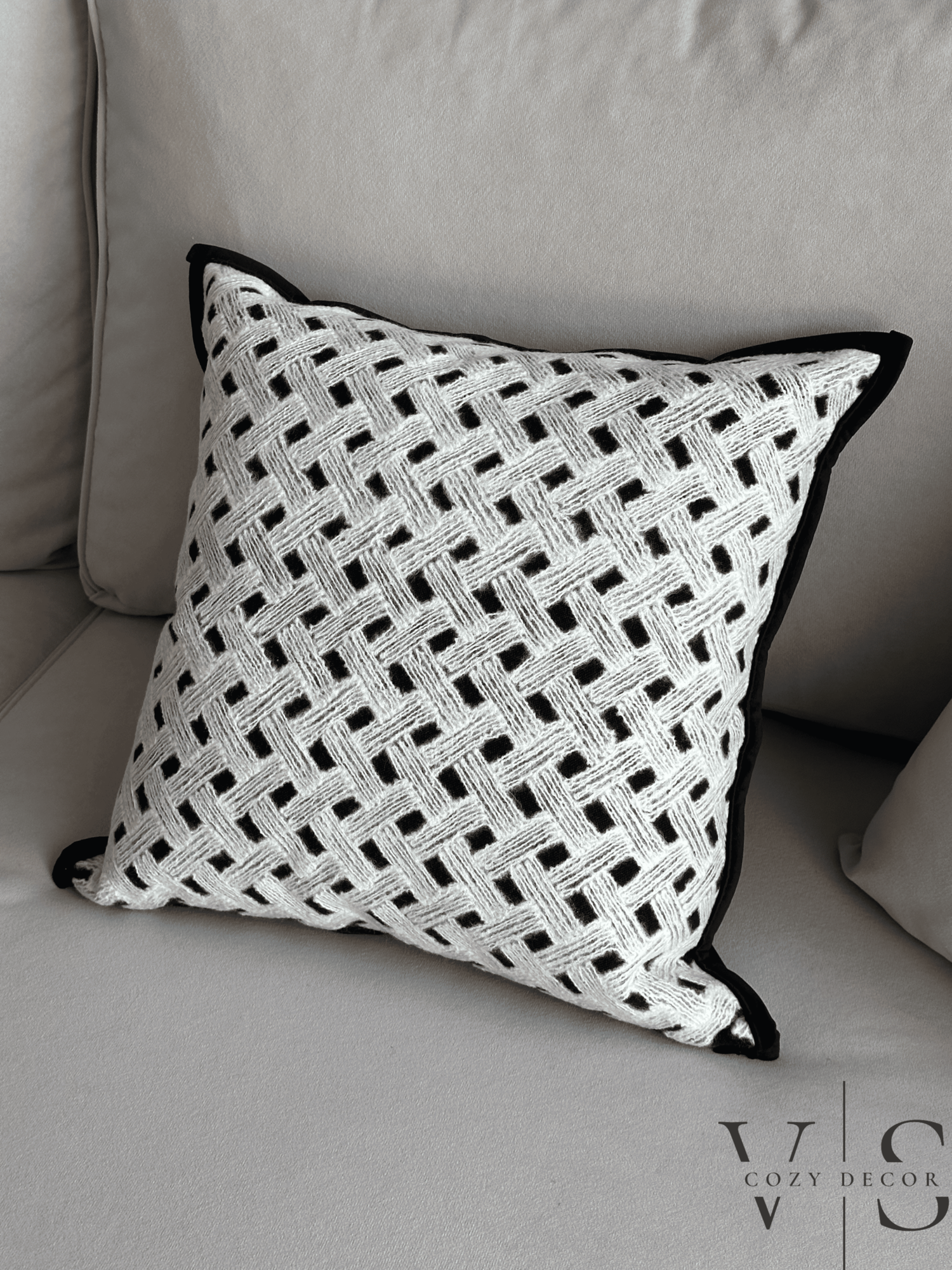 Декоративная наволочка на подушку 45x45см. Черная с белыми нитками. VeraS.Decor
