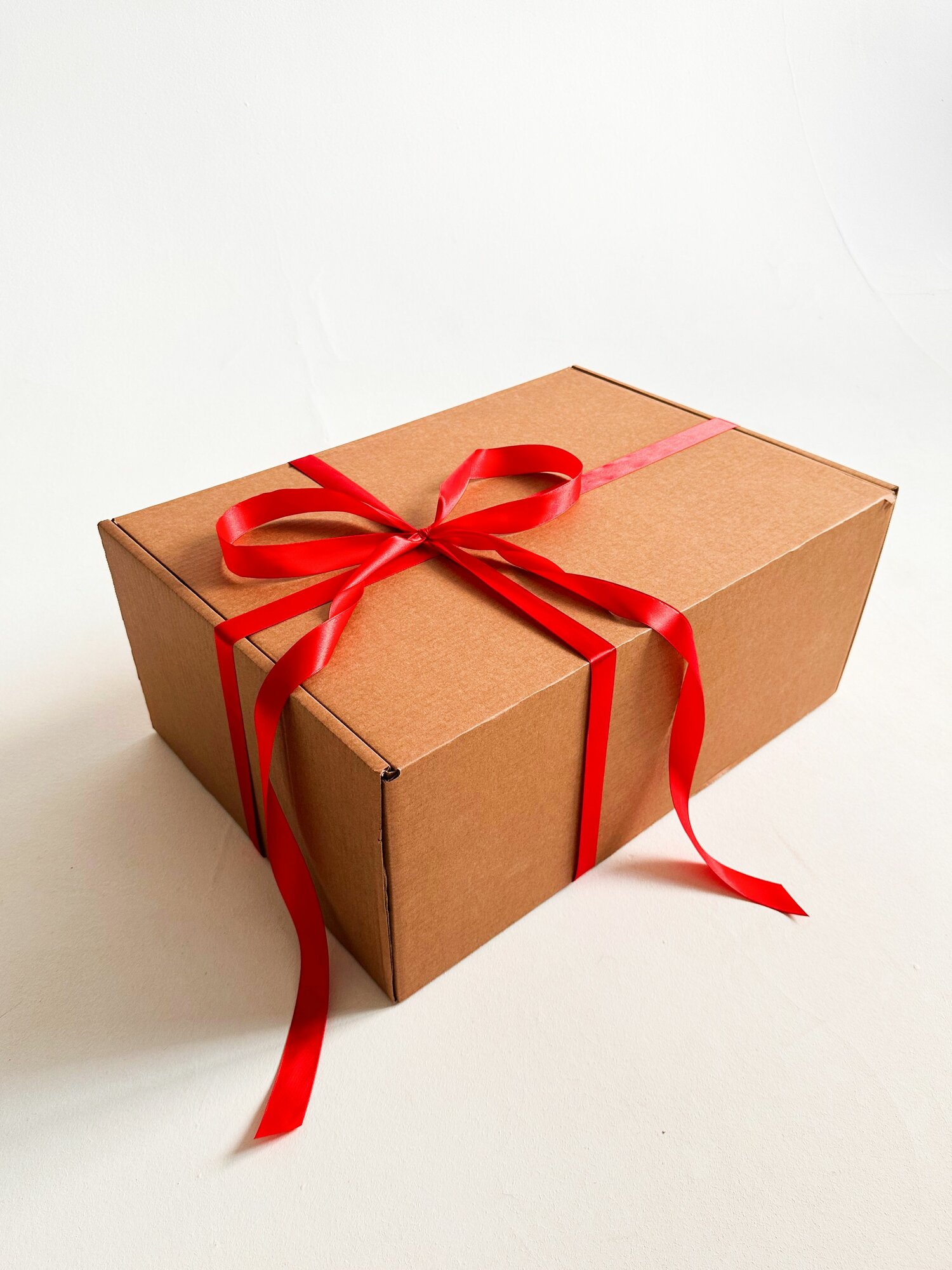 Огромная подарочная коробка GILEV 52x38x22 см с красной лентой