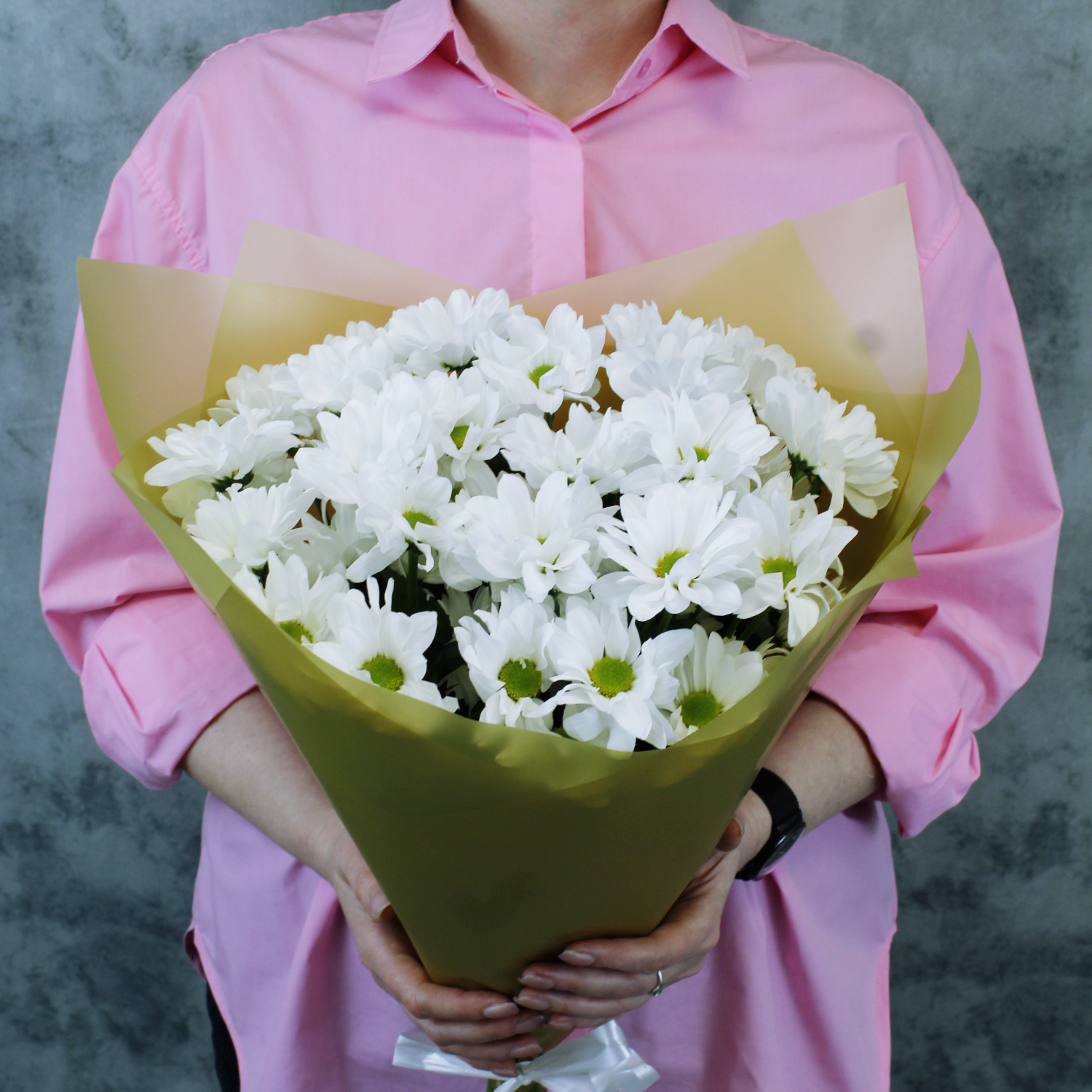 Букет из 5 белых кустовых хризантем в матовой пленке с атласной лентой от 2name flowers