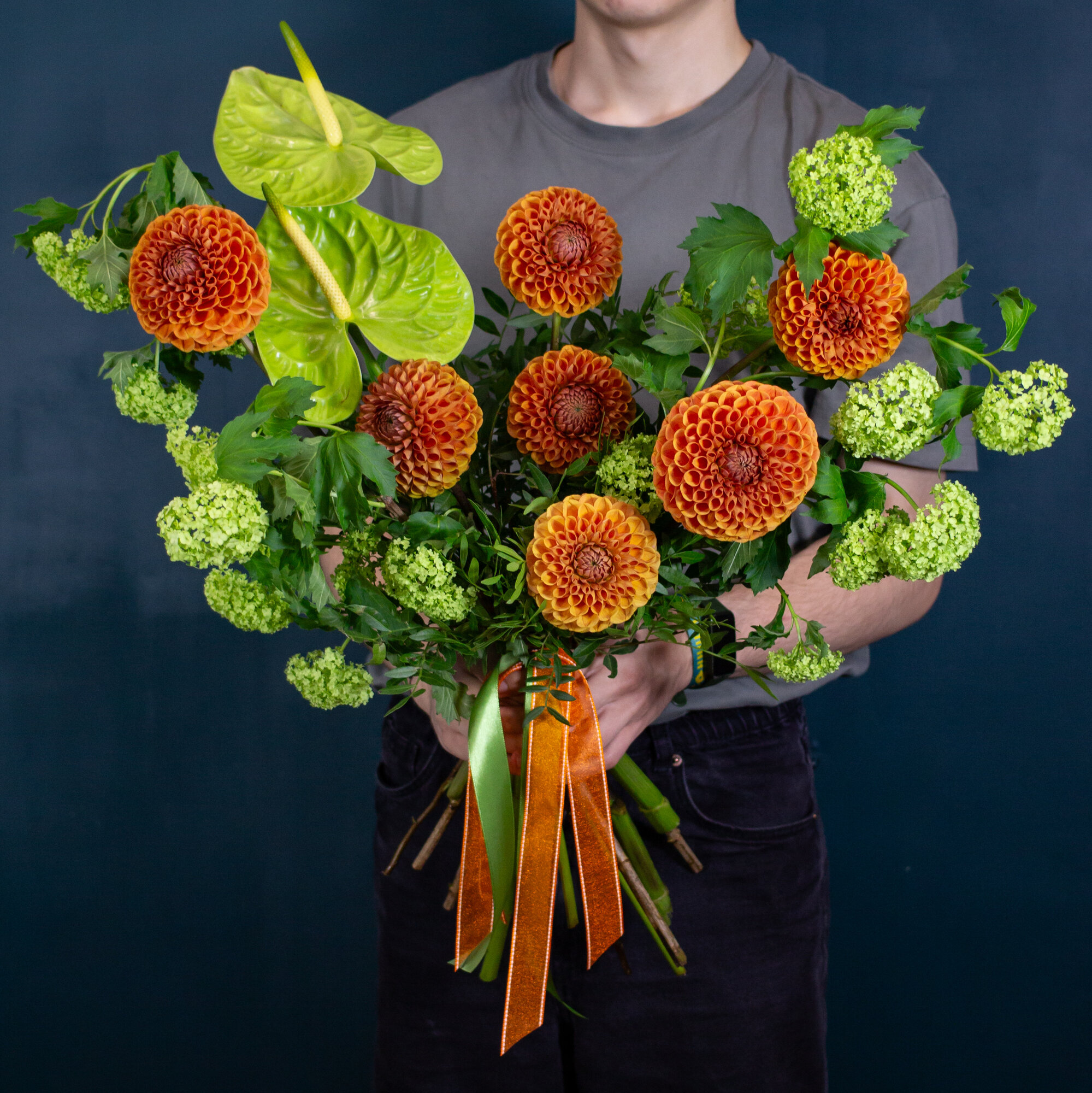 Авторский букет из георгинов морковного цвета - Морковный смузи