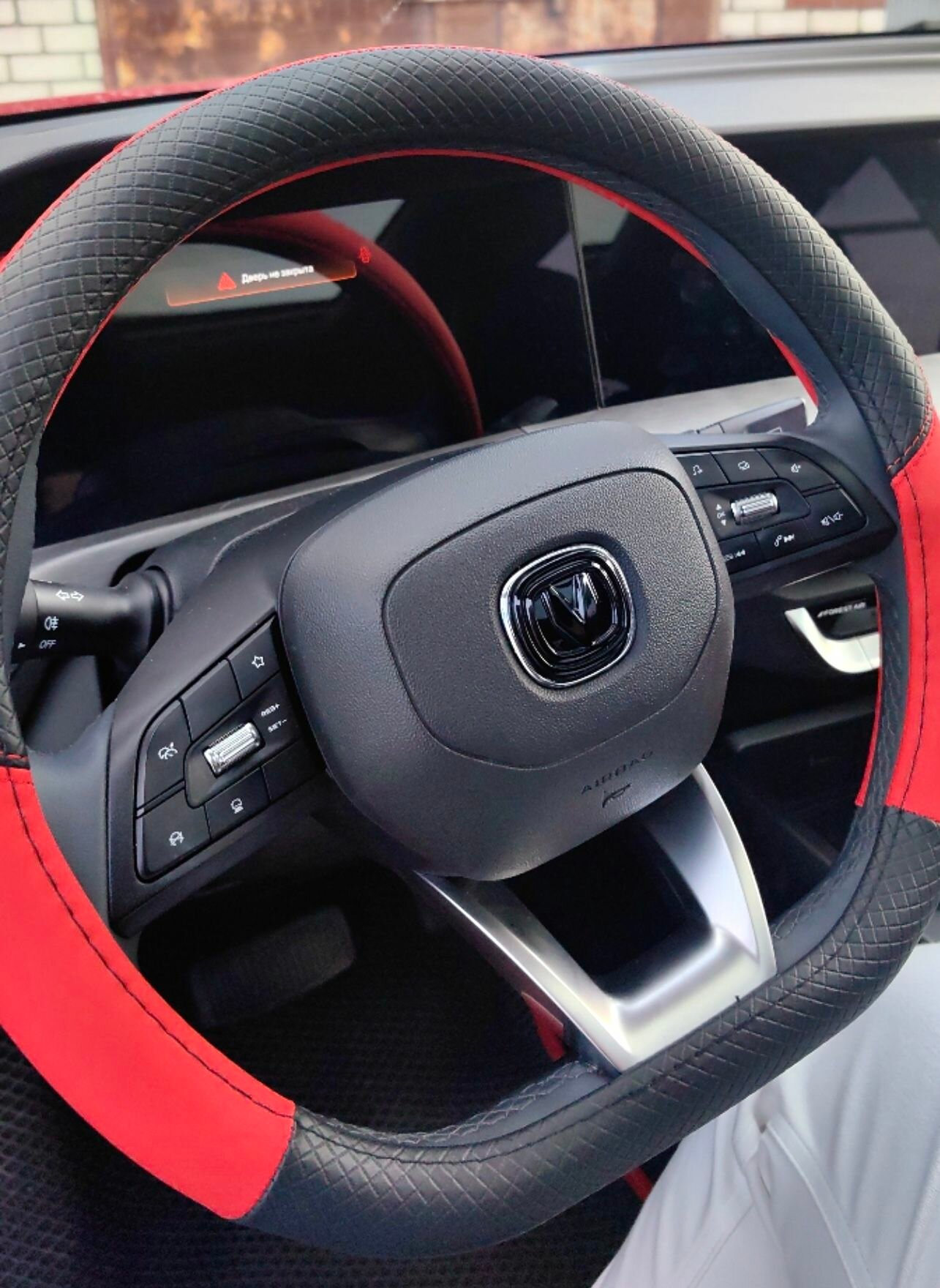 Оплетка (чехол) на D-руль каркасная Changan CS35PLUS 2018 - н. в. экокожа, черная с красной вставкой — фото 1