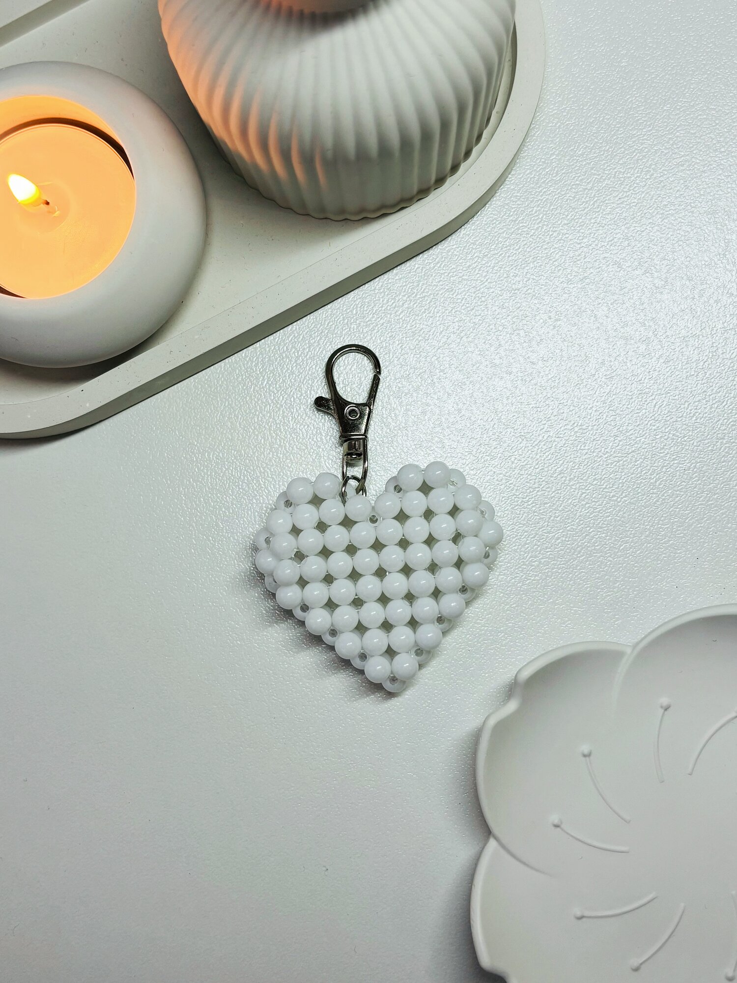 Брелок SIDORINA SOFIA ACCESSORIES, белый