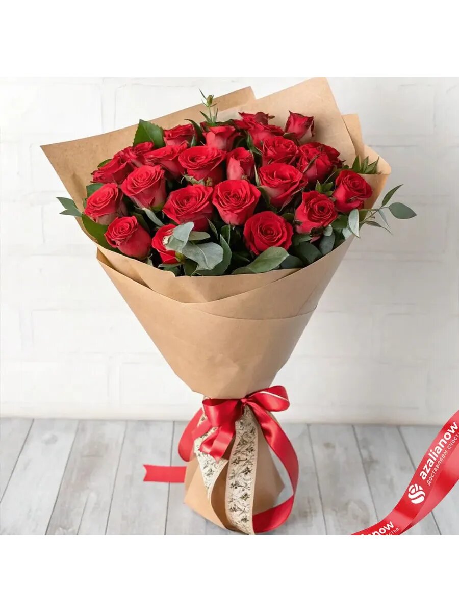 Букет из 31 красной розы в крафте 40 см с атласной лентой от АзалияНау