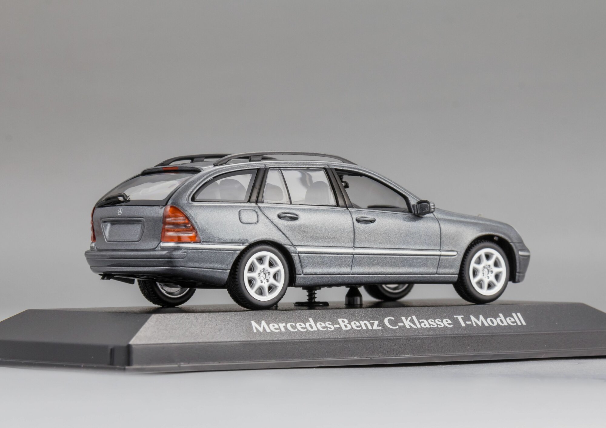 Коллекционная масштабная модель 1:43 Mercedes-Benz C-Class T-Model (S203) – 2001 от Maxichamps — фото 1